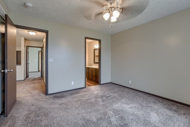 Building Photo - 2644-48 W Timberlake Dr