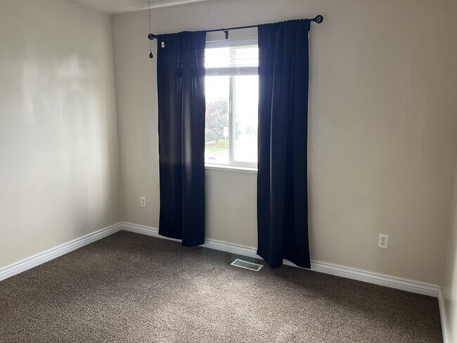 Building Photo - 262 1660 W