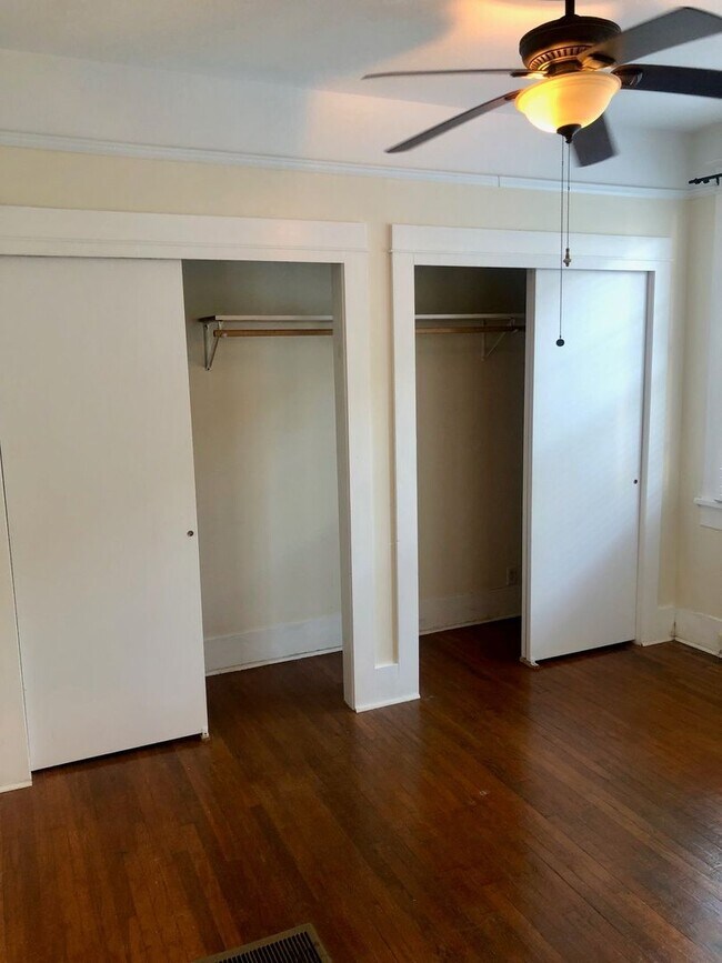 Building Photo - Spacious 2BD with Sun Room and Large Backyard