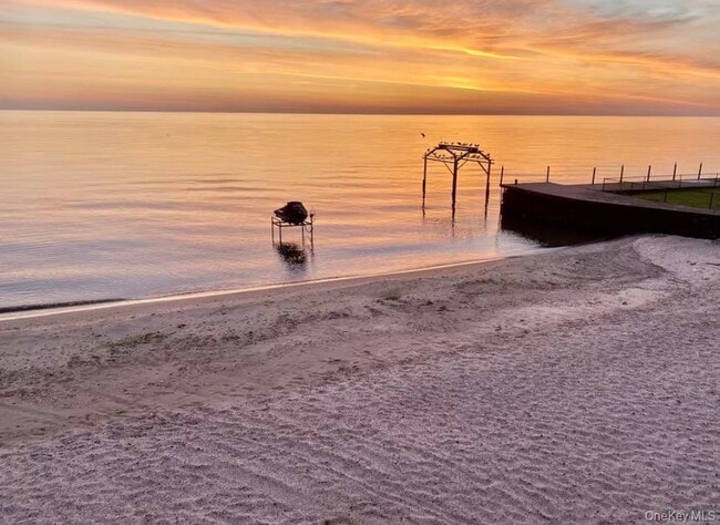 Building Photo - 2898 Edgemere Dr