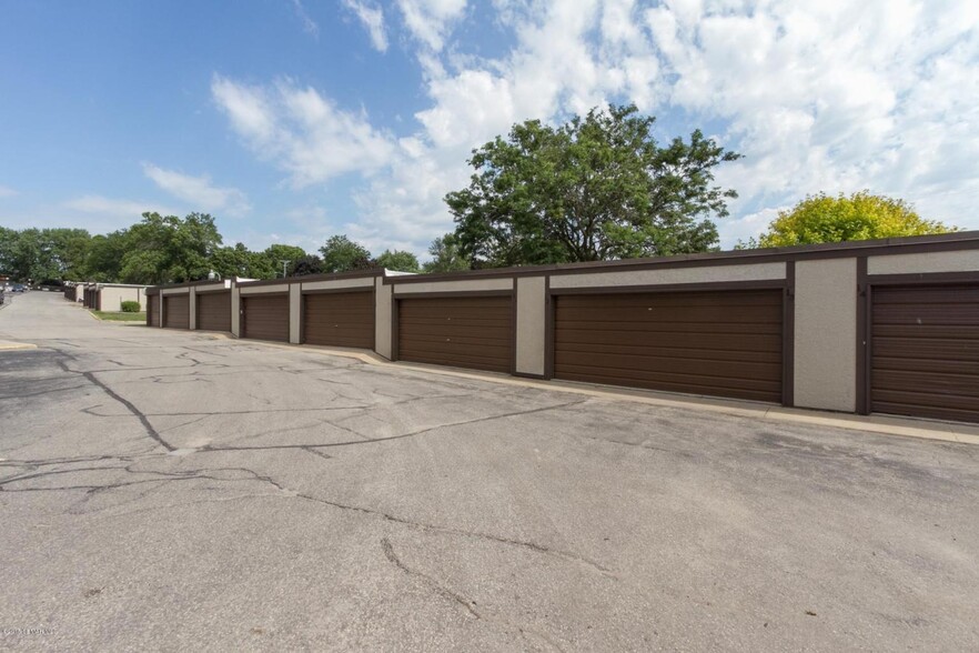 Garages (extra $50/mo) - 1923 Viking Dr NW
