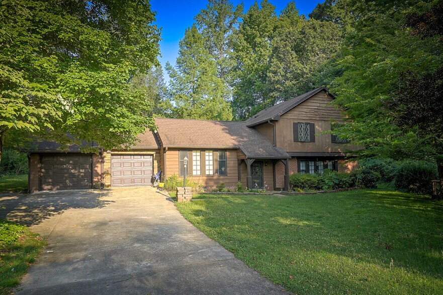 Building Photo - 1422 Pineview Dr