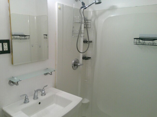 Building Photo - Charming house for rent in a great location