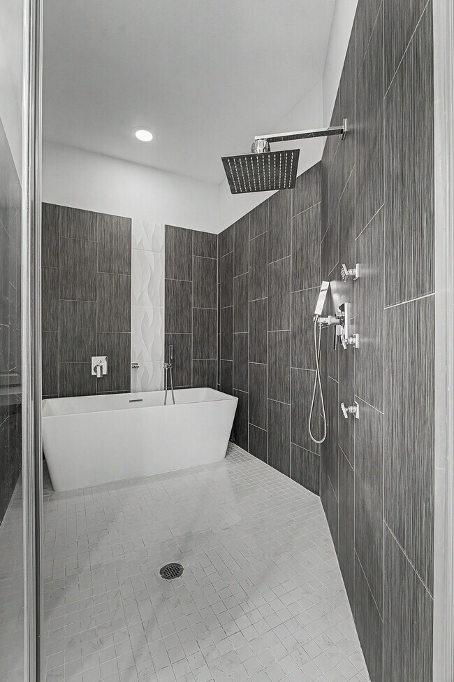 Building Photo - 1226 W 26th St