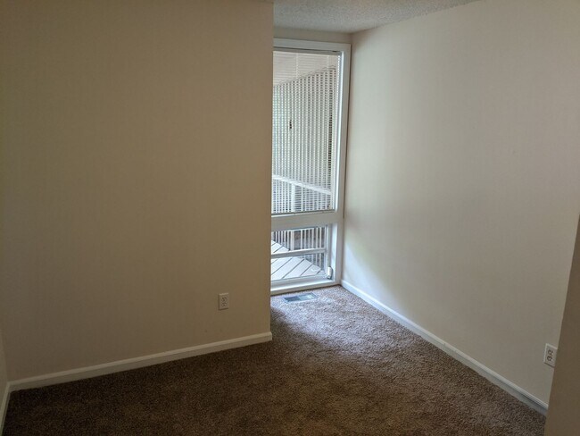 Building Photo - Belmont Trace Townhome-Available for Immed...