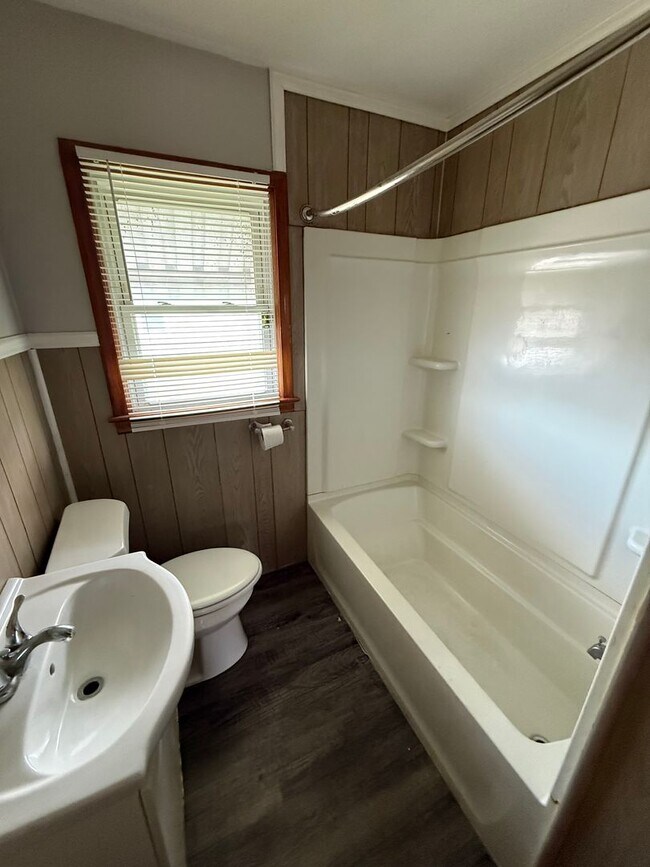 Building Photo - 2 Bed 1 Bath