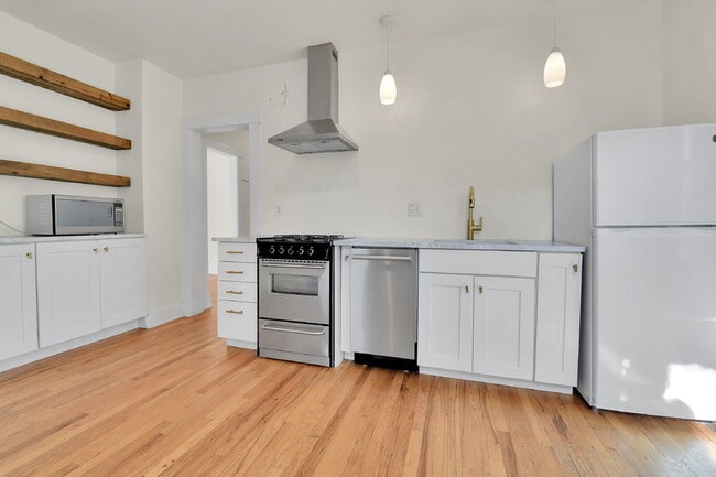 Building Photo - $2,600.00, 1 bed + non-conforming room, 1 ...