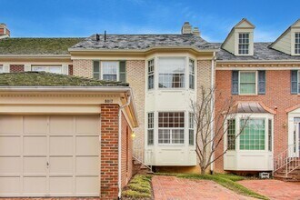 Building Photo - Spectacular 3 Bed + LOFT + 3.5 Bath- Custom Kitchen & Master Retreat w/ Beautiful Updates