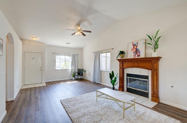 Building Photo - 1340 N Sandau Ave