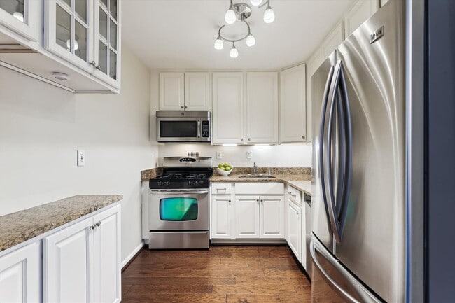 Building Photo - Great 2 Bedroom 2 Bath in Van Ness DC!