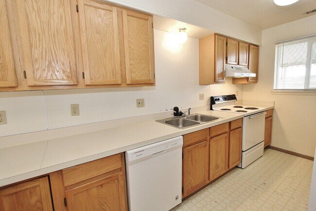 Building Photo - 639 N Moffatt Ave