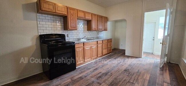 Building Photo - 818 N 4th St