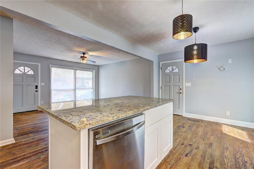 Building Photo - 667 Tara Cir SE