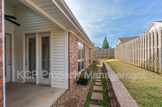 Building Photo - 17 Jeffrey Way