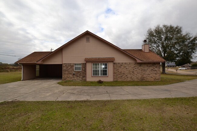 Building Photo - Newly updated 4 bedroom, 2 bath home in Me...