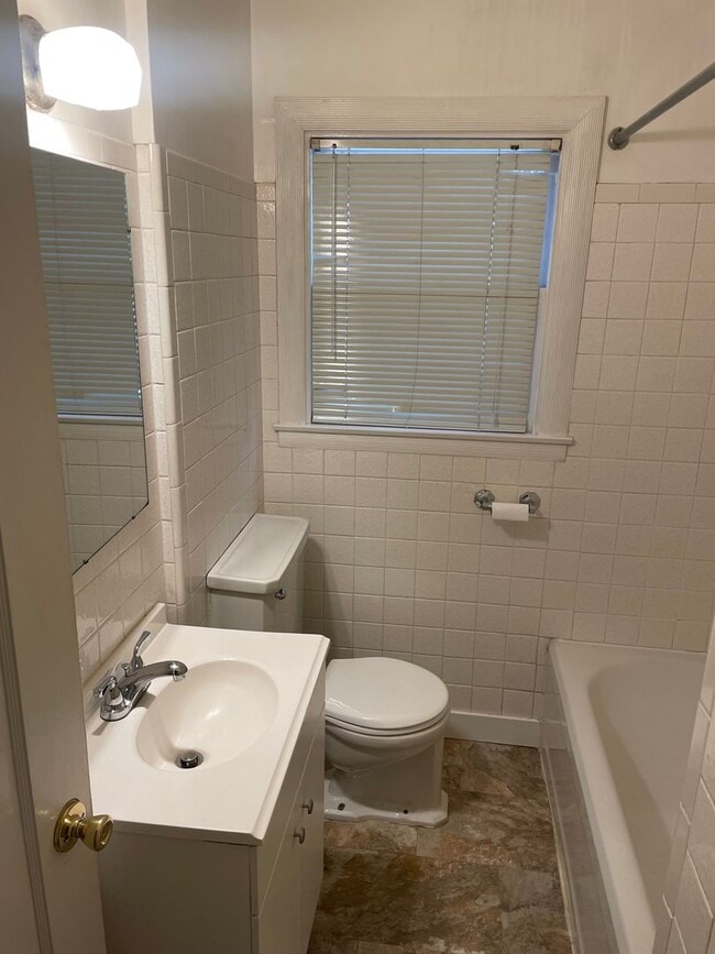 Building Photo - Two Bedroom 1 Bath in East Sacramento