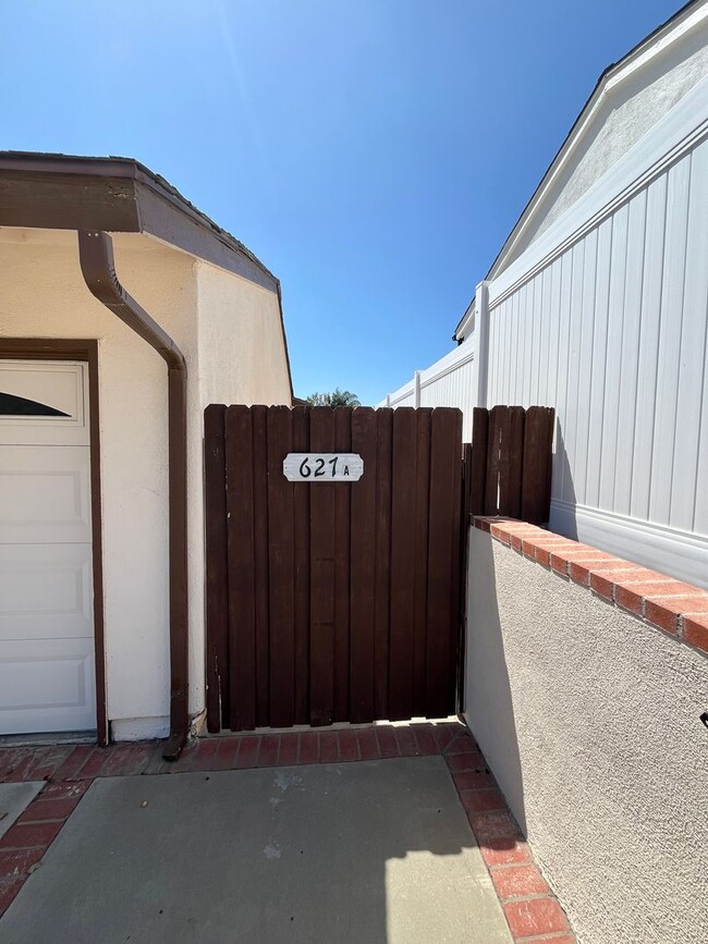 Building Photo - MOVE IN READY studio w/appliances + utilit...