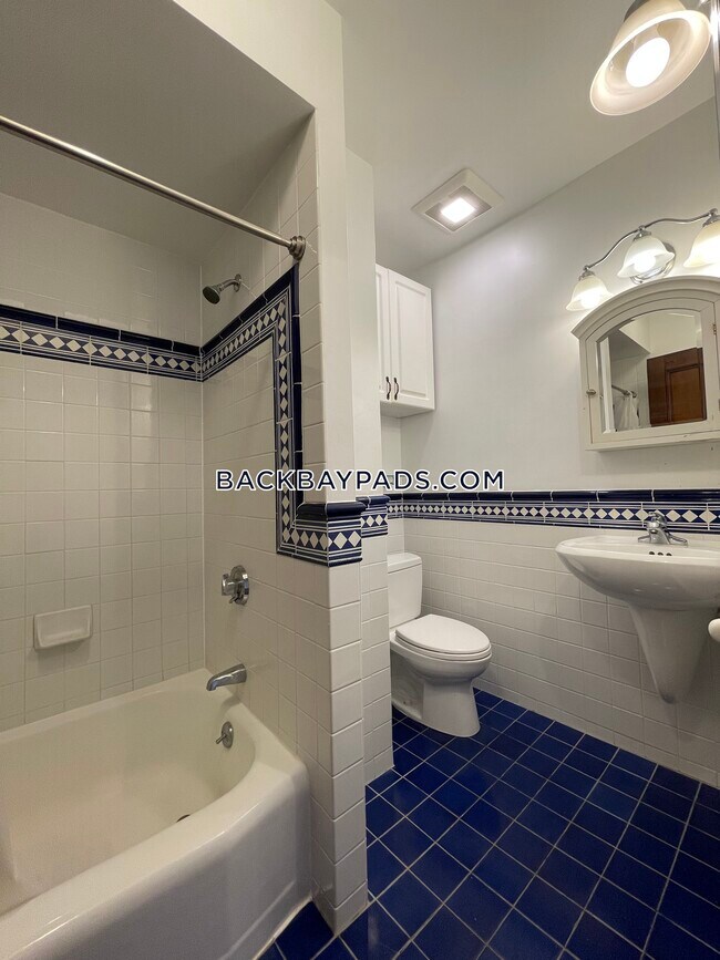 Building Photo - 370 Marlborough St