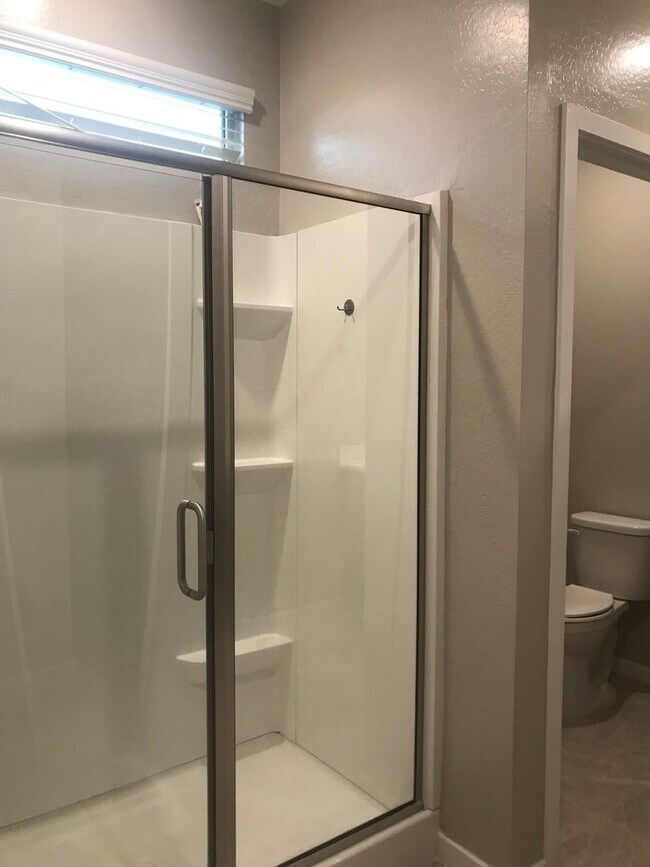Building Photo - Beautiful Newer 3 bedroom Home Sweetwater ...