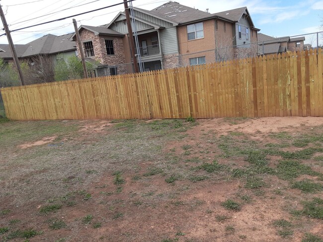 Building Photo - FENCED BACKYARD*Move in SPECIAL*Section 8 ...