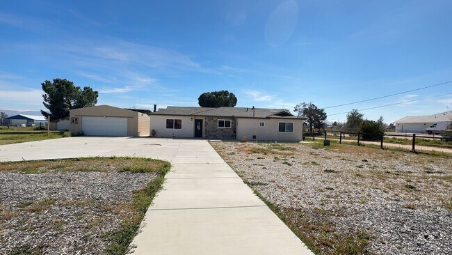 Building Photo - 4 BEDROOM, 3 BATH RANCH STYLE HOME