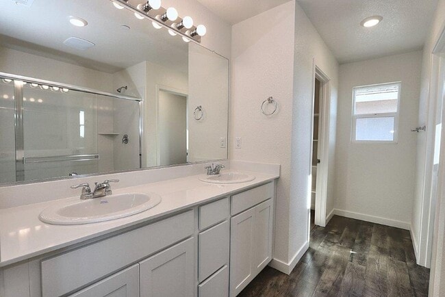 Building Photo - Beautiful Lincoln Home Available in May!