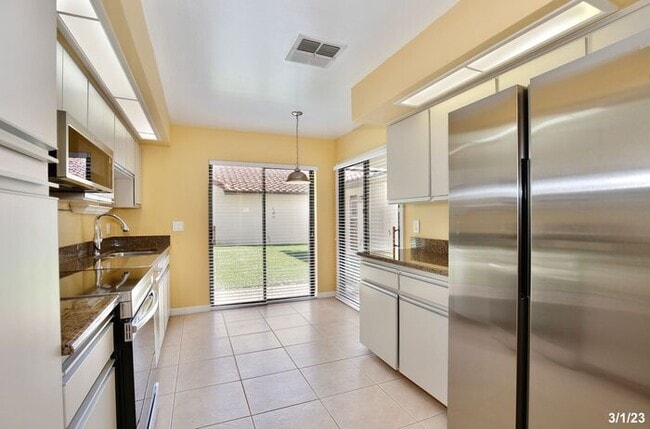 Building Photo - Gorgeous 2/2 Spacious Home with a Large Ba...