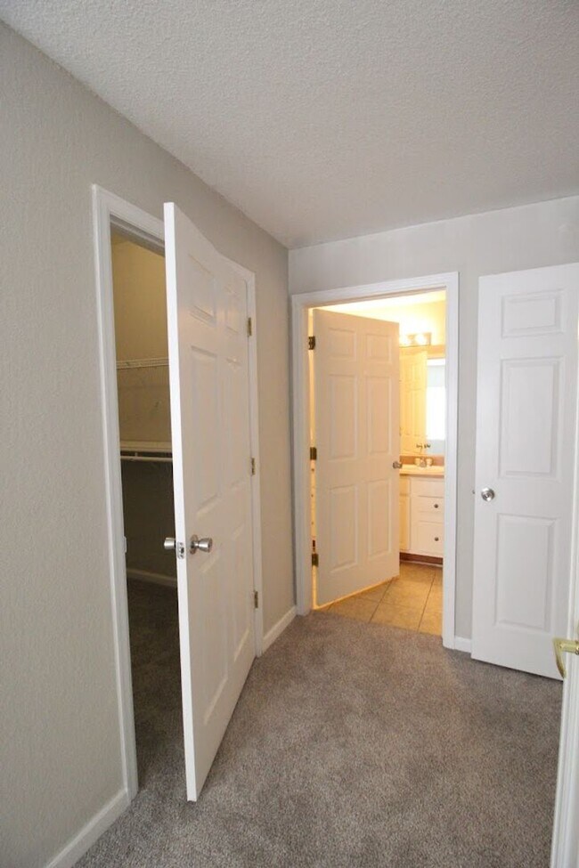 Building Photo - Long Realty & Property Management - 3 Bedroom Condo in Gated Community with Amenities