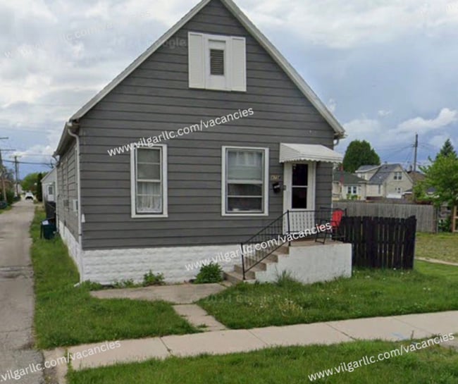 Building Photo - 3 Large Bedrooms • 1 Updated Bathroom house in Hammond, IN