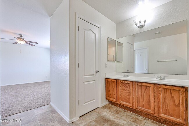 Building Photo - 25771 W Satellite Ln