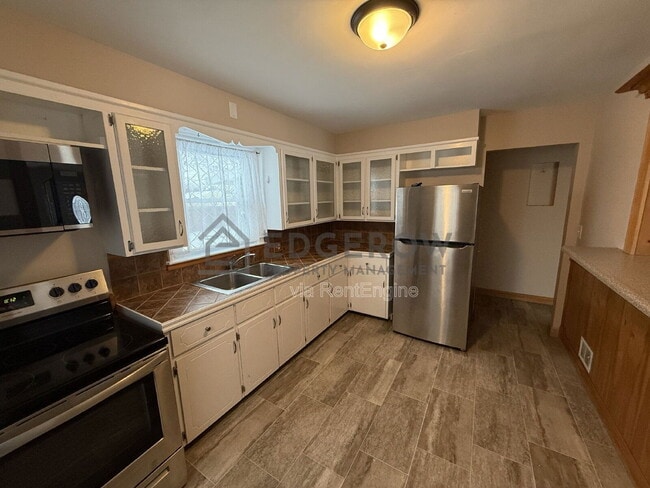 Building Photo - 740 Lyles St SE