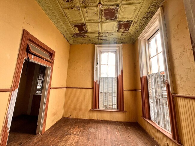 Building Photo - 518 Davis Ave