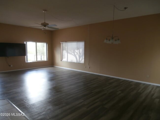 Building Photo - 870 W Calle de Emilia