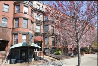 Building Photo - 922 Beacon St
