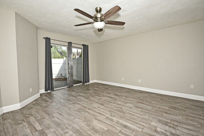 Building Photo - 621 Landings Pl