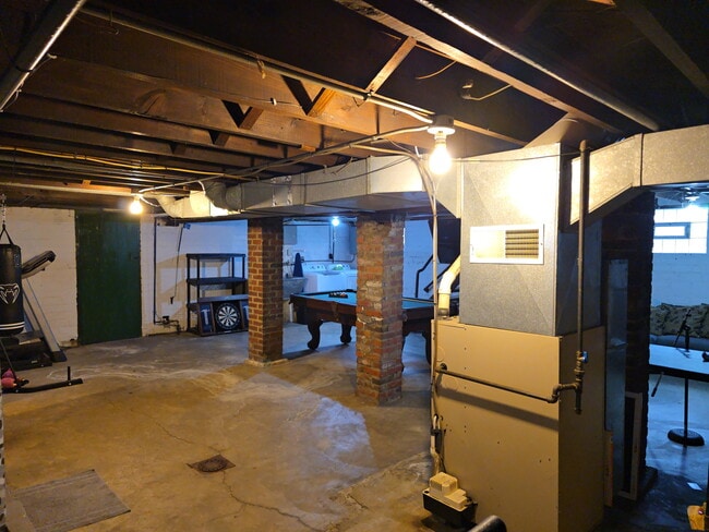 Building Photo - 214 6th St