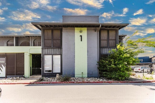 Primary Photo - 909 Reinli St