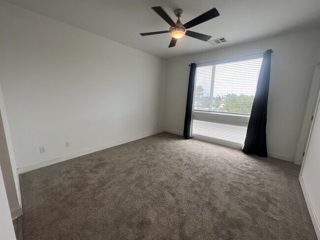 Building Photo - *** $1000 Move in Special*** Completely upgraded large townhome with solar!!