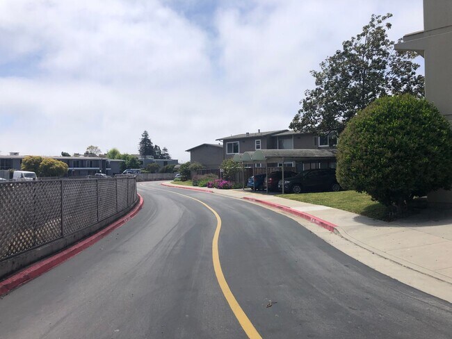 Building Photo - 3 Bed/ 2 Bathroom Town House in Santa Cruz