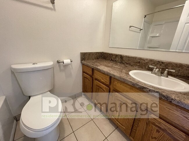 Building Photo - 3 Bed / 2.5 Bath Town Home w/ 2 Car Garage...