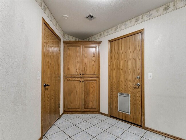 Building Photo - 1712 Cherokee Trail
