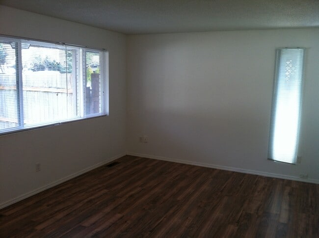 Building Photo - 917 142nd Ave SE