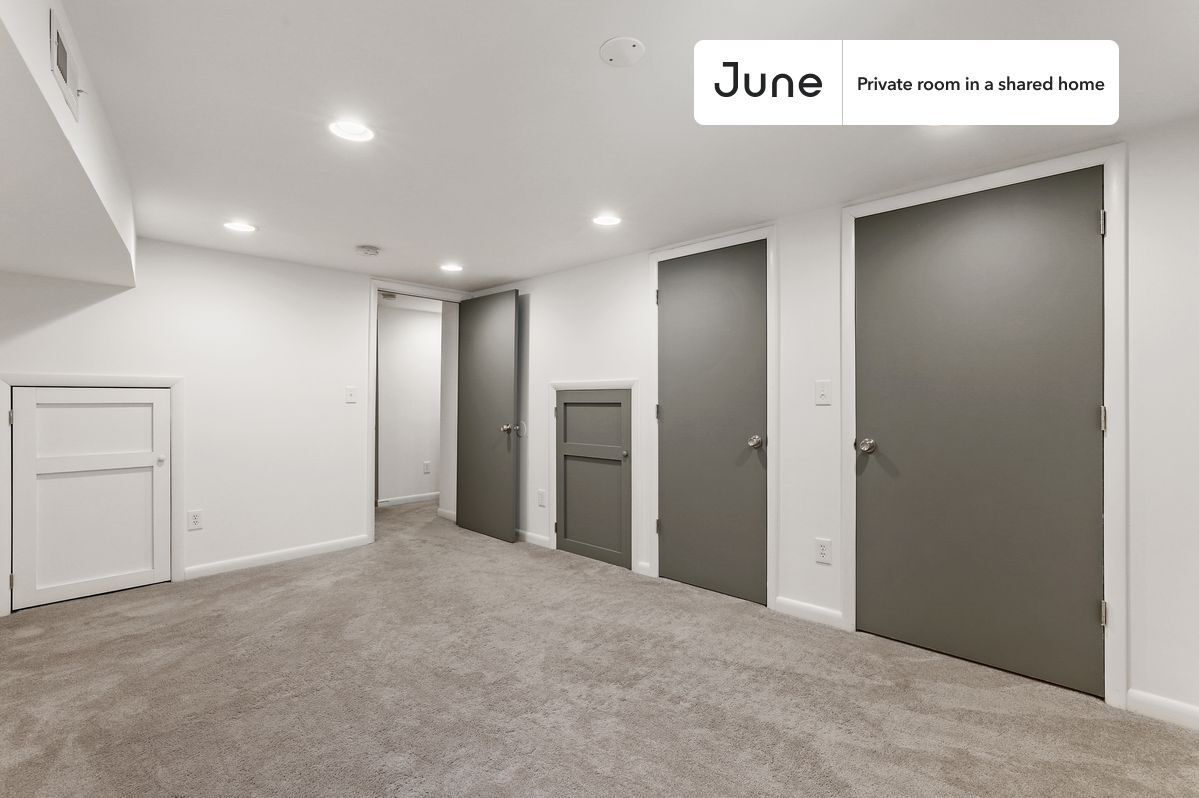 Building Photo - Room in Shared 5 bed/3 bath home