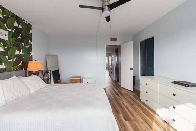 Building Photo - beautifully Furnished 1 Bedroom, 1 Bath, Walk-in Closets in both bedrooms. with a community Heate...