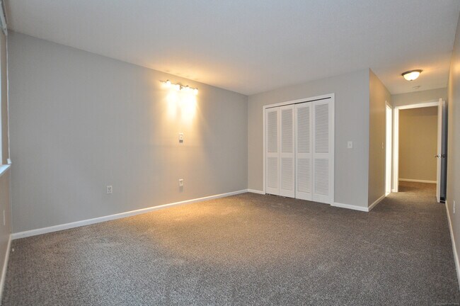 Building Photo - 710 Twin Circle Dr