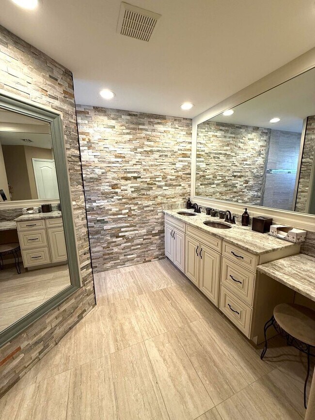 Building Photo - NEWLY LISTED!! Beautifully Updated 3-Bed/2-Bath Home in Sarasota!