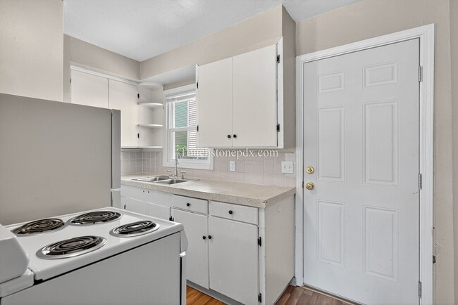 Building Photo - *$700 OFF SECOND MONTHS RENT* Brentwood-Da...