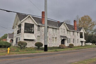 Building Photo - Spacious 3 Bedroom/1 Bath Conveniently Located!