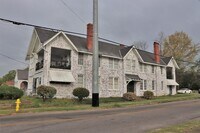 Building Photo - Spacious 3 Bedroom/1 Bath Conveniently Located!