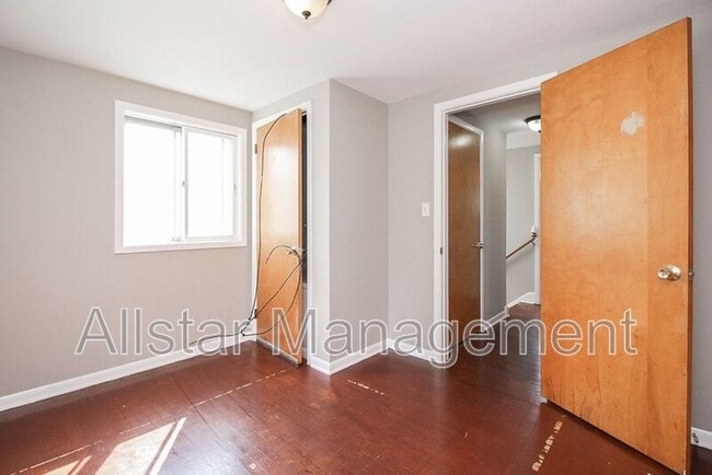 Building Photo - 404 E 215th St